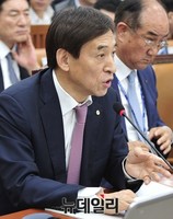 [포토] 국회 기획재정위 참석한 이주열 한국은행총재