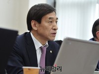 [포토] 질문에 답하는 이주열 한국은행총재