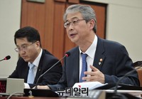 [포토] 의원들의 질문에 답하는 임종률 금융위원장