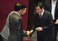 [포토] 투표하는 새정치민주연합 이종걸 원내대표