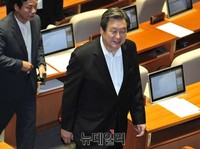 [포토] 자리로 향하는 새누리당 김무성 대표