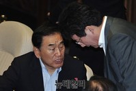 [포토] 대화 나누는 유승민-이재오