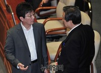 [포토] 대화 나누는 김무성 대표와 유승민 원내대표