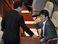 [포토] 대화 나누는 유승민 원내대표와 조해진 수석