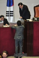 [포토] 대화 나누는 정의화 국회의장과 유승민 원내대표