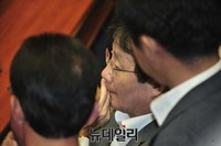 [포토] 동료 의원들과 대화 나누는 유승민 원내대표