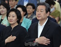 [포토] 국민의례하는 김무성 대표와 박영선 의원
