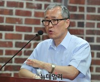 [포토] 강연하는 남정옥 국방부 군사편찬연구소 책임연구원