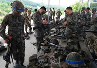 [포토] 마일즈 장비 착용하는 대원