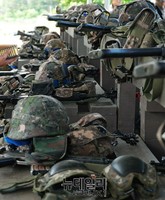 [포토] 발사기와 감지기가 부착된 마일즈 장비