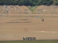 [포토] 가뭄으로 38년 만에 드러난 소양강 하수내리 터
