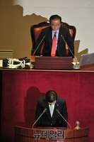 [포토] 국회 대정부질문 참석한 황교안 신임 국무총리