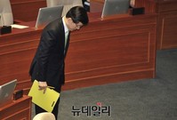 [포토] 단상으로 향하는 황교안 국무총리