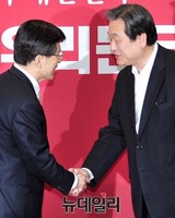 [포토] 악수 나누는 황교안 총리와 김무성 대표