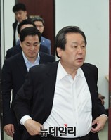 [포토] 당 대표실로 향하는 김무성 새누리당 대표