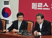 [포토] 대화 나누는 황교안 총라와 새누리당 김무성 대표