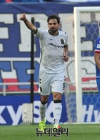 [포토] 팬들에게 손들어 보이는 전북 현대 에두