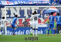 [포토] 절묘하게 자리잡은 전북 현대 에두