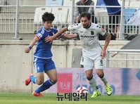 [포토] 수원삼성 수비 따돌리는 전북현대 에두