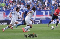 [포토] 전북 수비 따돌리는 수원 정대세