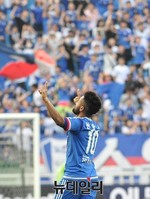 [포토] 골 세레모니 하는 수원삼성 산토스