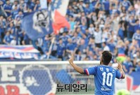 [포토] 동점골 넣고 팬들에게 달려가는 수원 산토스