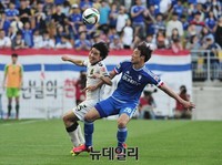 [포토] 전북 수비 따돌리는 수원 염기훈