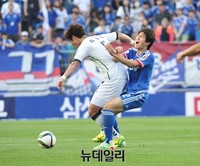 [포토] 반칙하는 전북 현대 최보경 선수