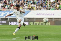 [포토] 회심의 프리킥 날리는 전북 에닝요