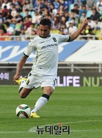 [포토] 수원 에닝요, '멋진 자세로 슛~!'