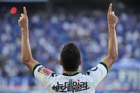 [포토] 두 손 번쩍 들어 세레머니 하는 전북 레으나르도