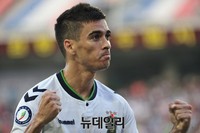 [포토] 골 넣고 주먹 불끈 쥔 전북 레으나르도