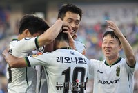 [포토] 골 넣은 레으나르도 축하하는 전북 선수들
