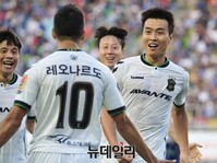 [포토] 레으나르도에게 달려가는 이동국 