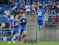 [포토] 수원 산토스, 기뻐서 '껑충껑충'