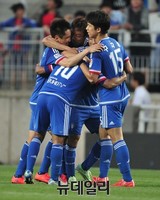 [포토] 산토스 동점골, 얼싸안은 수원삼성 선수들