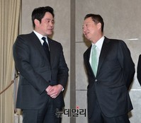 [포토] 대화나누는 박용만 회장-정용진 부회장
