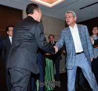 [포토] 간담회 참석한 최신원 수원상의 회장