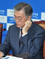 [포토] 귀 만지는 새정치민주연합 문재인 대표