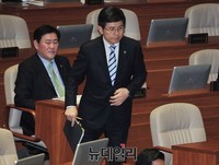 [포토] 단상으로 향하는 황교안 총리