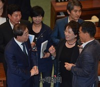 [포토] 서울특별시의회 개회, 시의원들과 대화나누는 박원순 시장