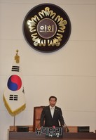 [포토] 제261회 서울특별시의회 정례회 개회알리는 박래학의장