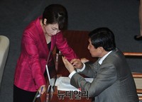 [포토] 대화 나누는 이종걸 원내대표와 이언주 의원