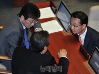 [포토] 대화 나누는 김무성 대표와 유승민-조해진