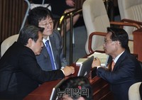 [포토] 대화 나누는 새누리당 지도부