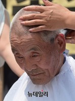 [포토] 국회법 개정안 거부권 촉구하며 삭발하는 어버이연합 회원