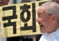[영상] 어버이연합-한겨레청년단 '국회졸속 입법거부' 삭발식 진행