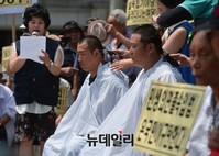 [포토] 국회법개정안 반대하며 삭발식하는 한겨레청년단