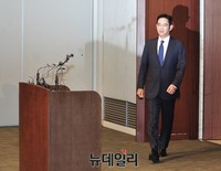 [포토] 기자회견 위해 입장하는 삼성 이재용 부회장