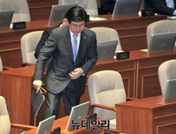 [포토] 단상으로 향하는 황교안 국무총리